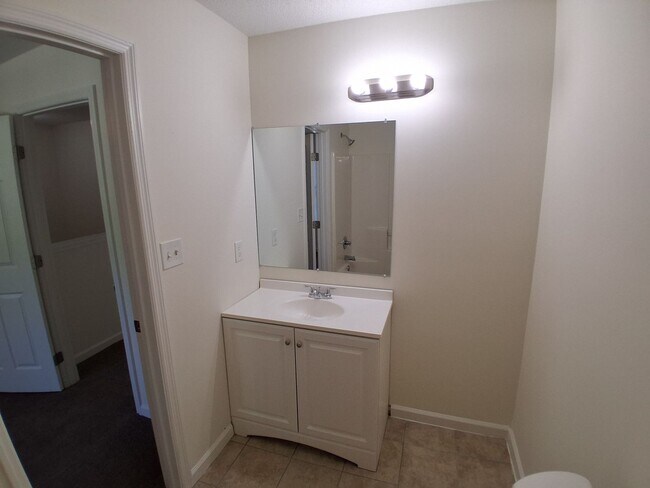 Building Photo - 3BD/2.5 BA Townhome
