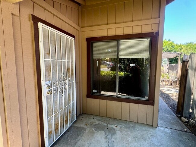 Building Photo - 2/2 duplex in Fair Oaks