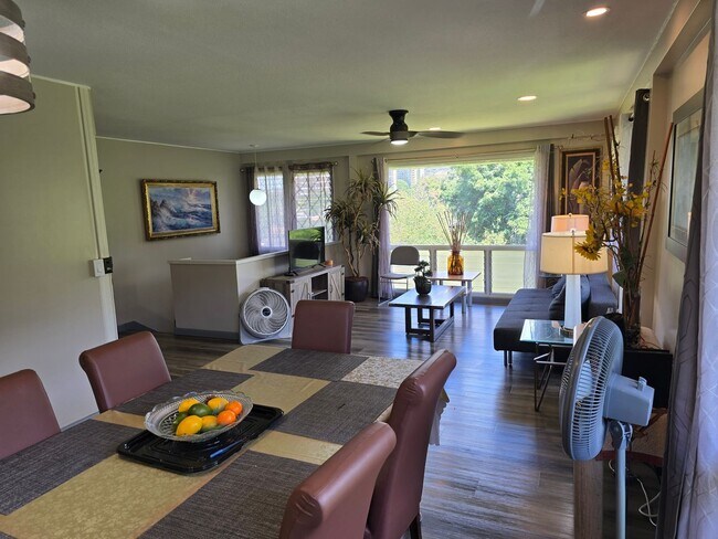 Building Photo - Central, 4 Parking Available, Furnished or...