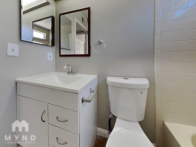 Building Photo - 818 E Piute Ave