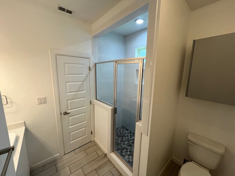 Master bathroom - 1723 W Marlin St