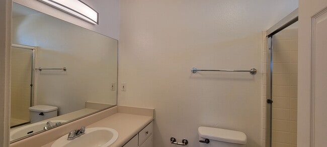 Building Photo - Great Shasta Lake Home in Country Setting, New LVP Flooring