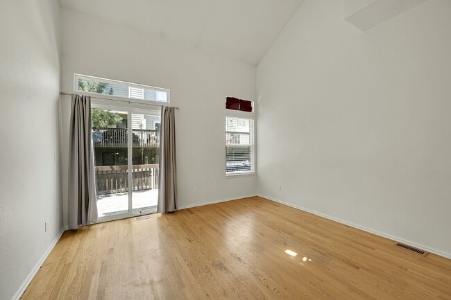 Building Photo - $1,950- 2 Bed, 2 Bath Townhouse in Denver with Washer and Dryer!