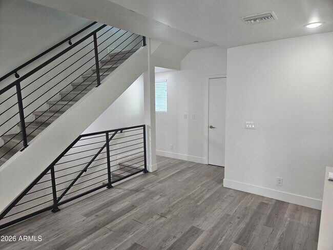 Building Photo - 309 S Roosevelt St
