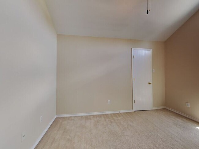 Building Photo - *No App Fee.*$1,000 off First Month* move ...