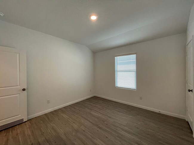 Building Photo - Luxury Vinyl Plank (No Carpet) /  Fridge I...