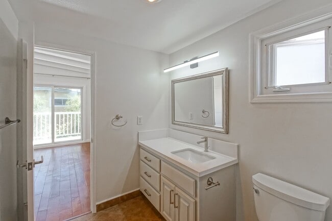 Building Photo - RECENTLY REMODELED, BRIGHT & AIRY 3BR2BA G...