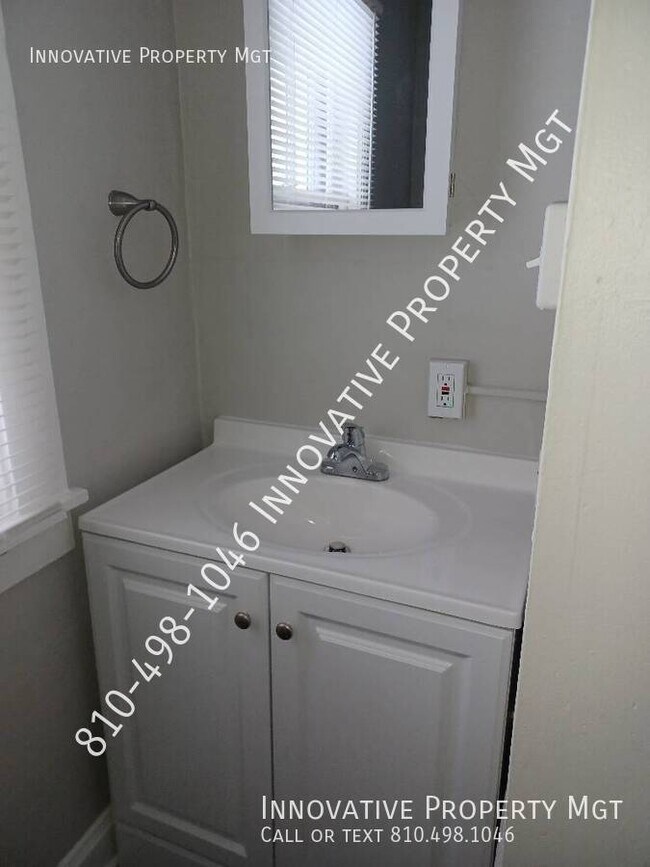 Building Photo - 842 E 9th St