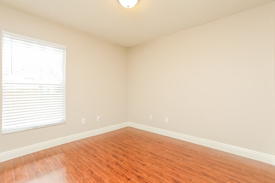 Building Photo - 813 Shell Ln