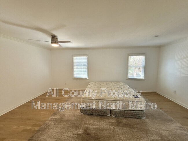 Building Photo - 180 Crestwood Ct