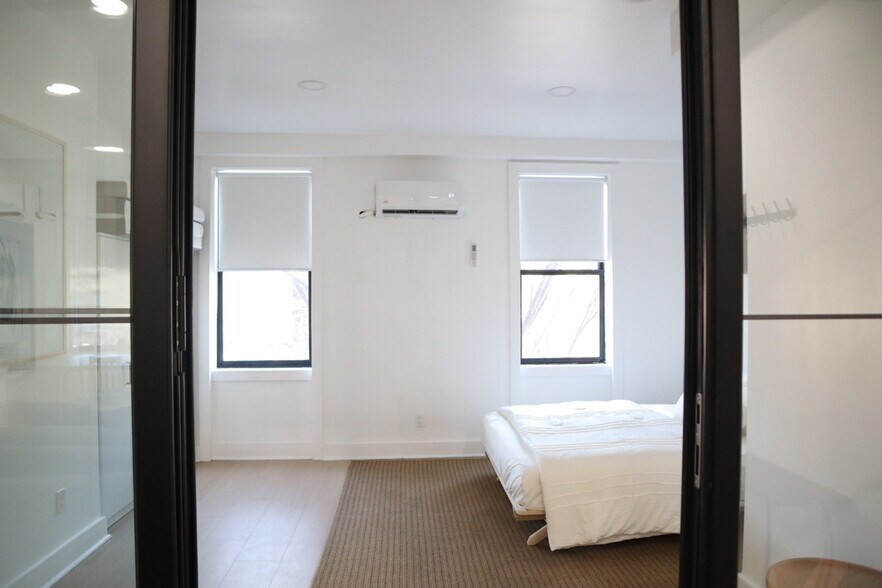 bedroom - windows - 411 E Girard Ave