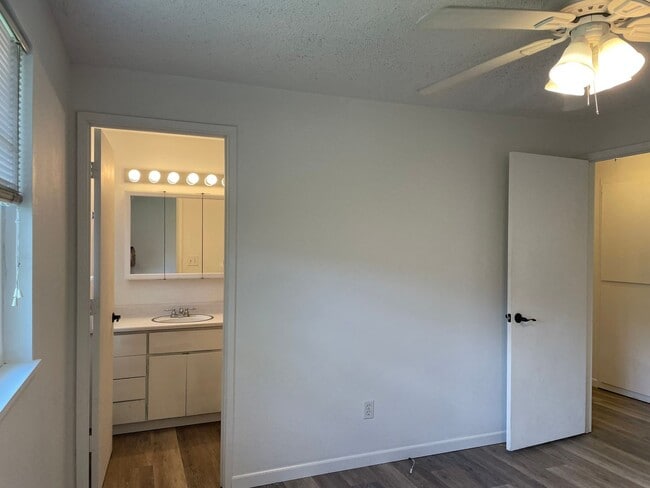 Building Photo - Very Nice 3 Bedroom 2 bath Home-Fully fenc...