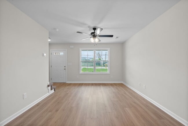 Building Photo - Close to downtown Clarksville! 2 Bed/2.5 Bath townhouse!