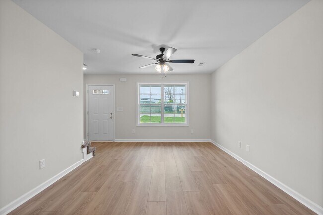 Building Photo - Close to downtown Clarksville & APSU! 2 Bed/2.5 Bath townhouse!