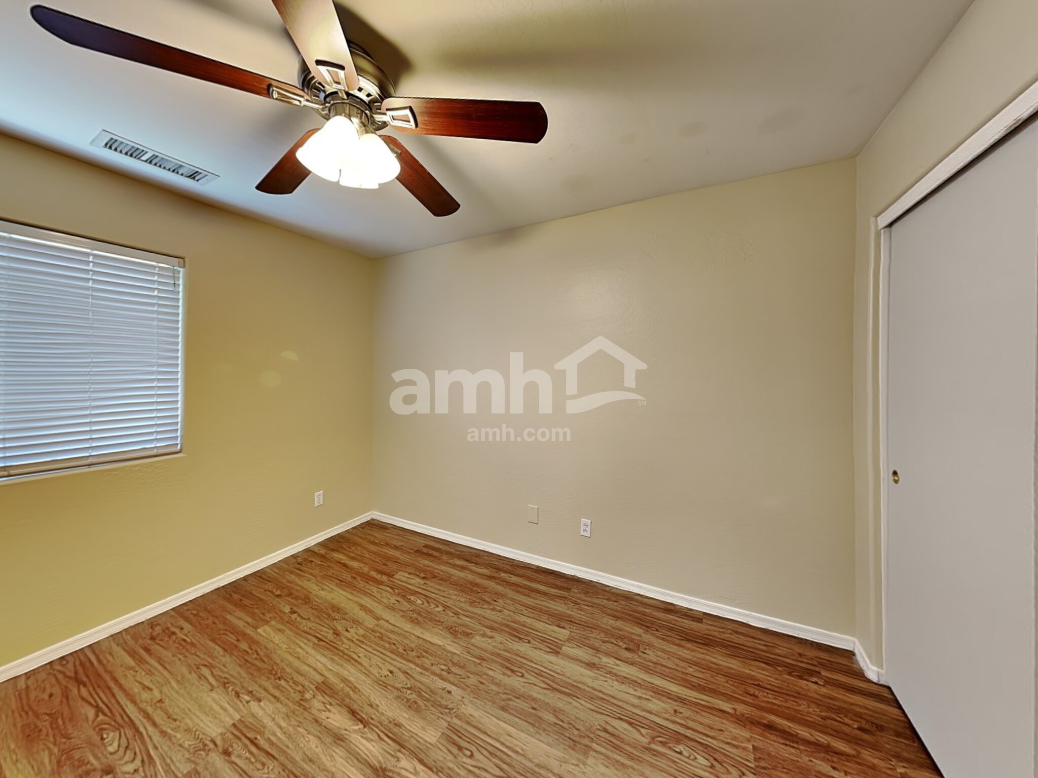 Building Photo - 10772 W Mountain View Dr
