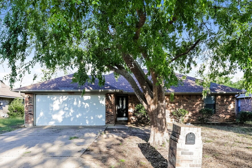Primary Photo - 1404 Copper Ridge St