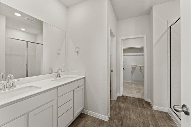 Building Photo - 411 Town Lk Bnd