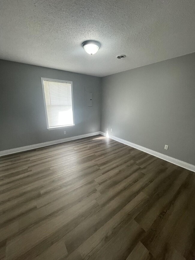 Building Photo - "Charming 2-Bedroom Retreat on Hutchens Rd...