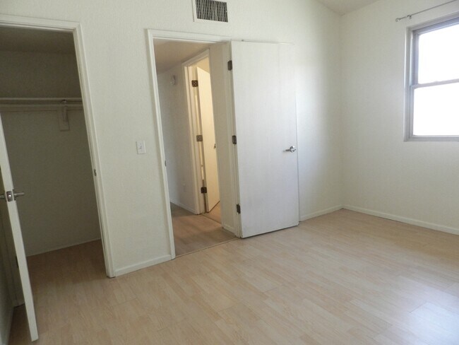 Building Photo - 2510 E Eastland St