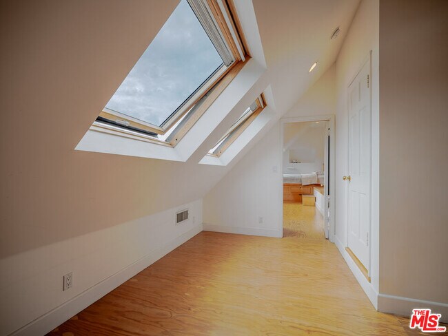 Building Photo - 1321 Hayworth Ave