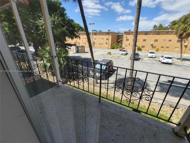 Building Photo - 1305 W 53rd St