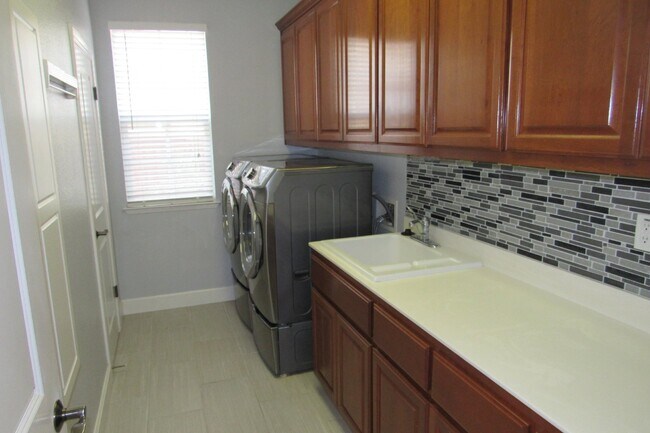 Building Photo - Gorgeous 5 Bed/4.5 Bath with Office in Perfect San Ramon Location