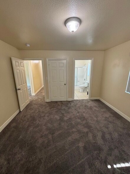 Building Photo - 8634 Menlo Ave