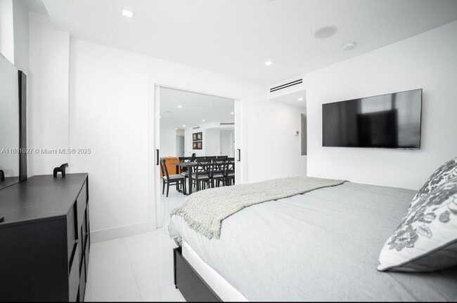 Building Photo - 5600 Collins Ave