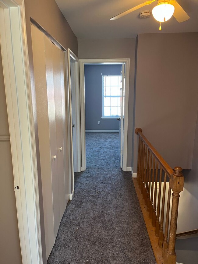 Building Photo - 3 bedroom, 2.5 bathroom townhouse in the q...