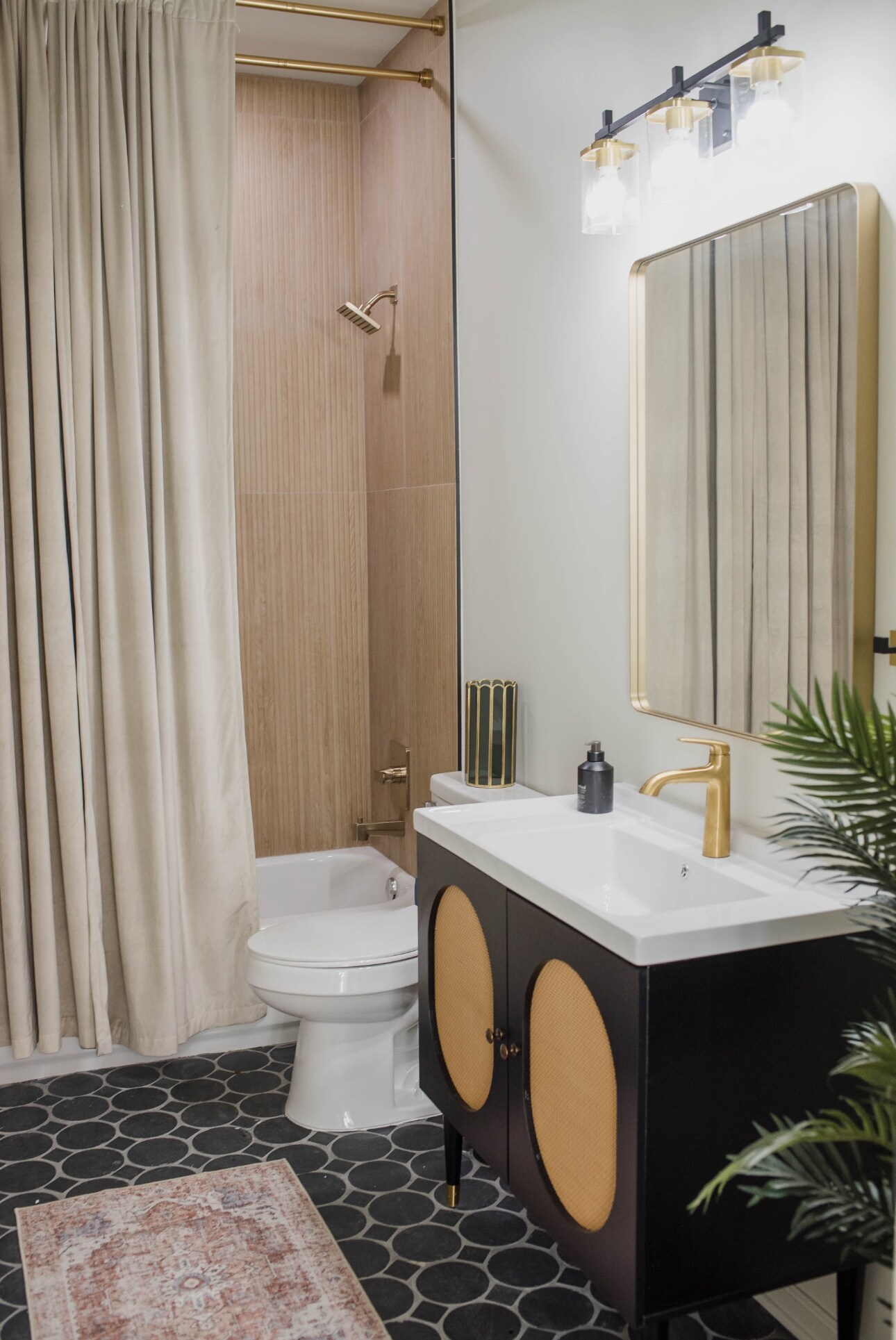 carriage house bath - 951 Tecumseh St