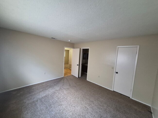 Building Photo - 120 Friendswood Path