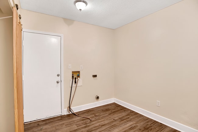 Building Photo - 4 Bed Home with Large Yard