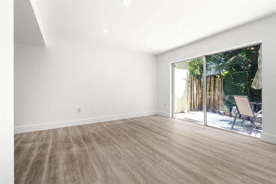 Building Photo - 809 W Oakland Park Blvd