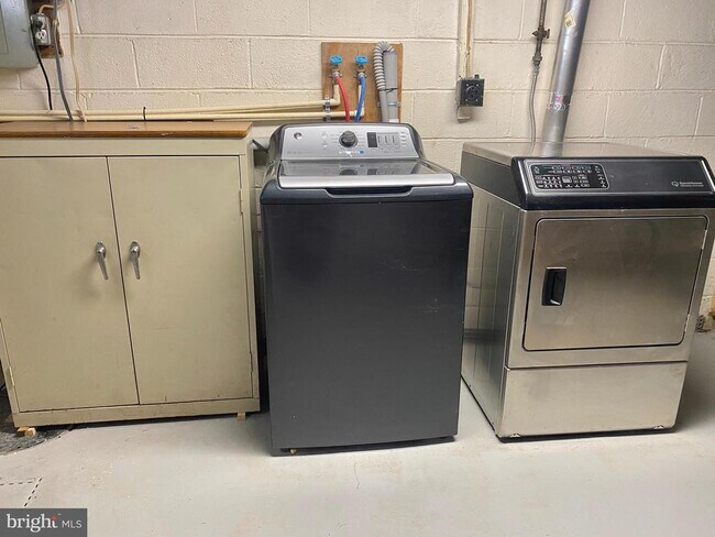 Building Photo - 404 New Rd