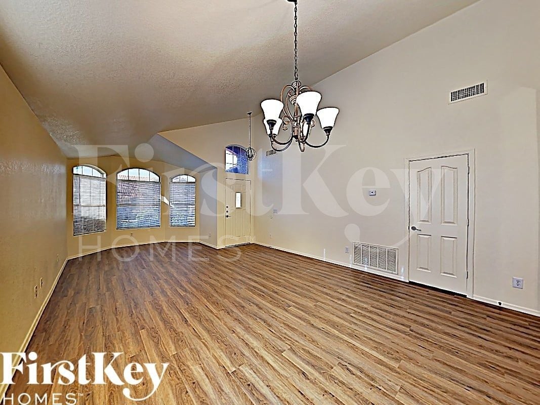 Building Photo - 7206 E Lindner Ave
