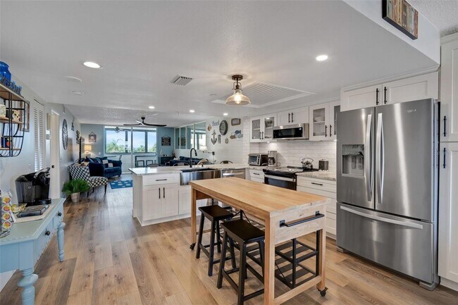 Building Photo - 6035 Sea Ranch Dr