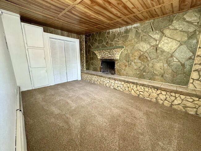 Building Photo - Location, Location, Location! Convenient t...