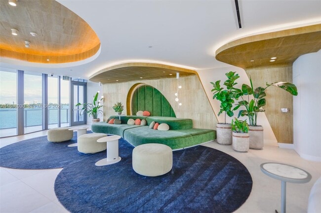 Building Photo - 700 NE 24th St