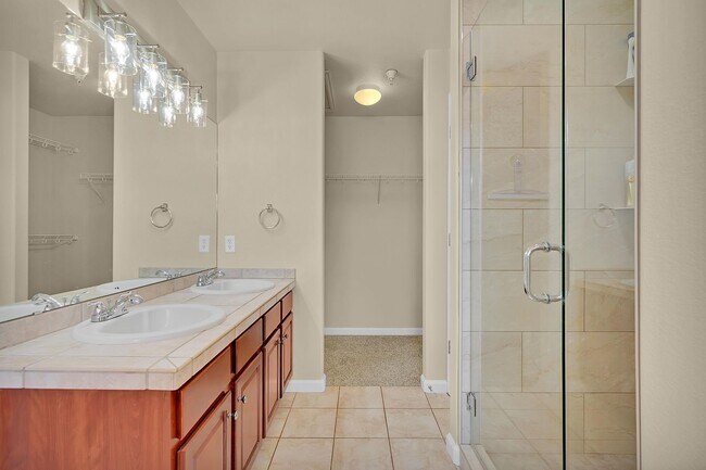 Building Photo - Immaculate 3 Bedroom Townhome Near Downtown COS