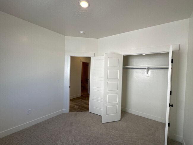 Building Photo - 3 bed plus office / 2.5 bath / 3 car Singl...