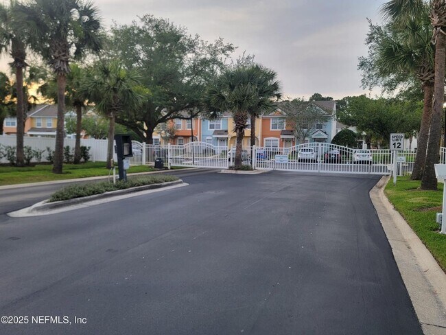 Building Photo - 12311 Kensington Lakes Dr