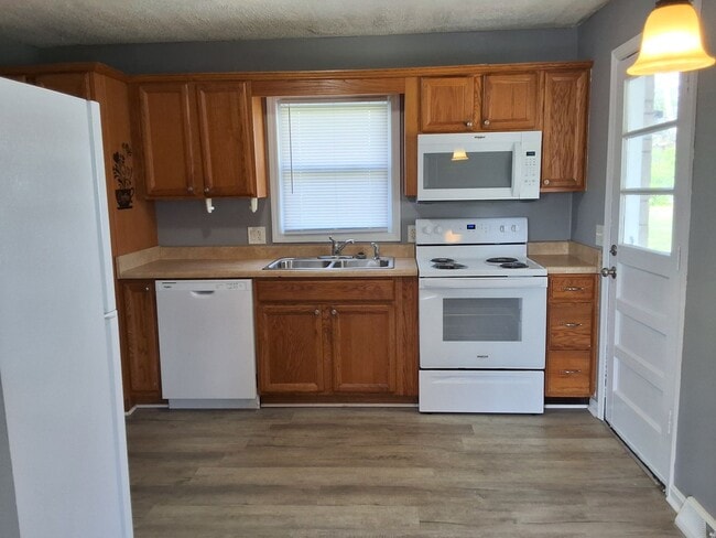 Building Photo - 504 Sunrise Ln