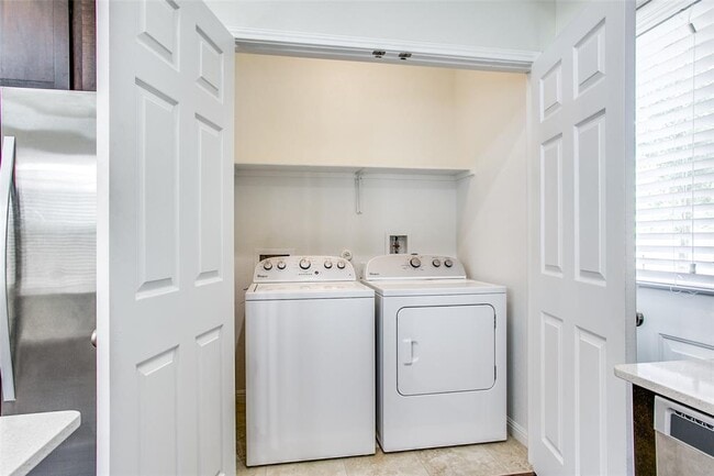 Building Photo - 9804 Tolima Dr