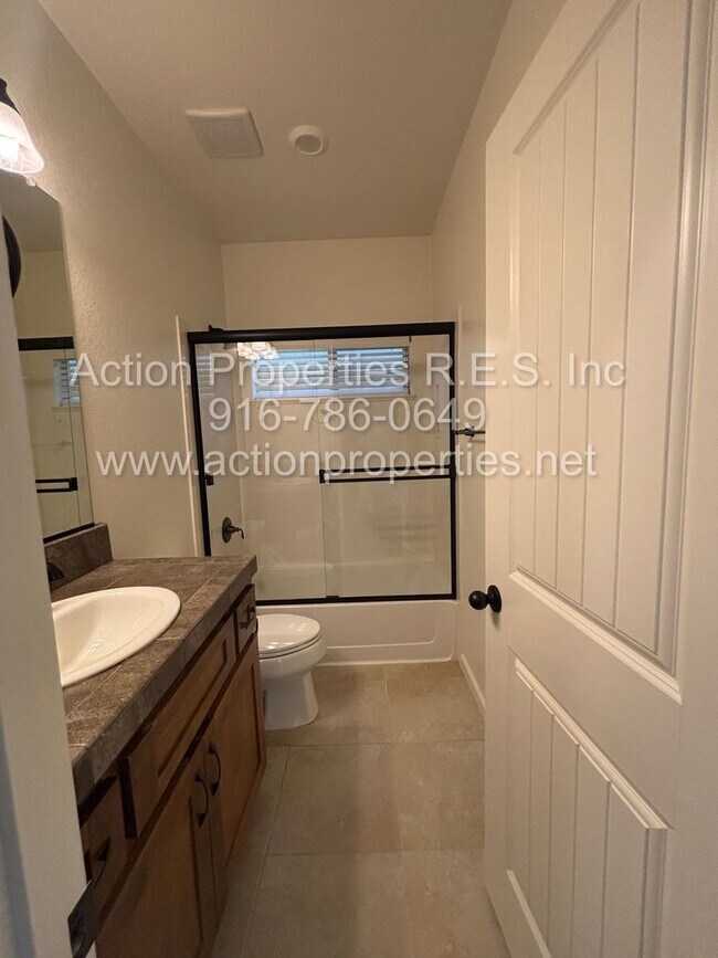 Building Photo - Solar - Whitney Ranch Newer Single Story, ...