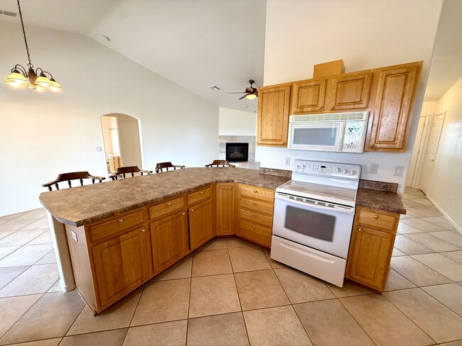 Building Photo - Beautiful 3 Bed / 2 Bath Home Backing to Cerbat Cliffs Golf Course!