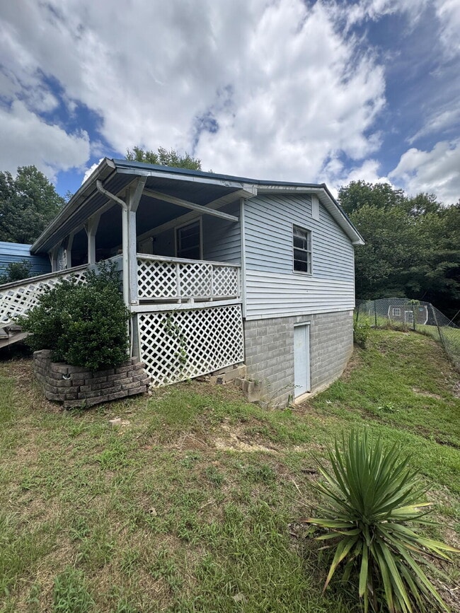 Building Photo - 2 Bed 1 Bath with Bonus Storage space & Large yard