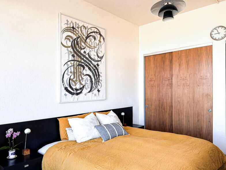 Building Photo - 315 E 8th St