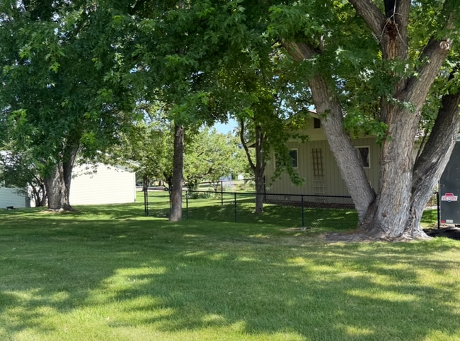 Building Photo - Beautiful Lakeside Home