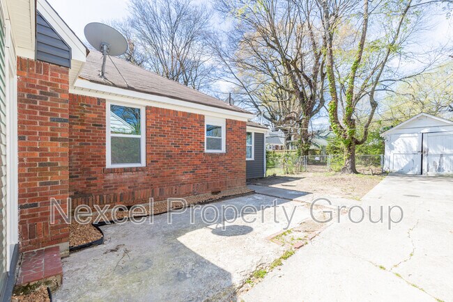 Building Photo - 1055 University St