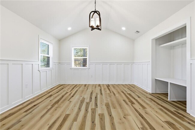 Building Photo - 19 Robin Hood Dr